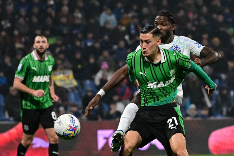 Bek Timnas Indonesia, Jay Idzes, berduel dengan penyerang Inter Milan Marcus Thuram. Inter Milan tampil dominan saat menundukkan Sassuolo dengan skor 5-0 dalam lanjutan pekan ke-24 Serie A 2025-2026 di Stadion MAPEI, Reggio Emilia, Senin (9/2/2026) dini hari WIB.(AFP/PIERO CRUCIATTI)