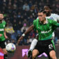 Bek Timnas Indonesia, Jay Idzes, berduel dengan penyerang Inter Milan Marcus Thuram. Inter Milan tampil dominan saat menundukkan Sassuolo dengan skor 5-0 dalam lanjutan pekan ke-24 Serie A 2025-2026 di Stadion MAPEI, Reggio Emilia, Senin (9/2/2026) dini hari WIB.(AFP/PIERO CRUCIATTI)