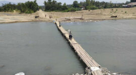 Sejumlah warga melintas dengan sepeda motor diatas jembatan kayu menghubungkan Desa Gunci dan Desa Sawang, Kabupaten Aceh Utara, Provinsi Aceh, Sabtu (30/5/2026).(KOMPAS.COM/MASRIADI SAMBO)