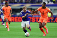 Penyerang Jepang Daizen Maeda berebut bola dengan bek Belanda Denzel Dumfries selama pertandingan sepak bola Grup F Piala Dunia 2026 antara Belanda dan Jepang di Stadion Dallas di Arlington pada 14 Juni 2026. (Aric Becker / AFP)
