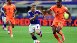 Penyerang Jepang Daizen Maeda berebut bola dengan bek Belanda Denzel Dumfries selama pertandingan sepak bola Grup F Piala Dunia 2026 antara Belanda dan Jepang di Stadion Dallas di Arlington pada 14 Juni 2026. (Aric Becker / AFP)
