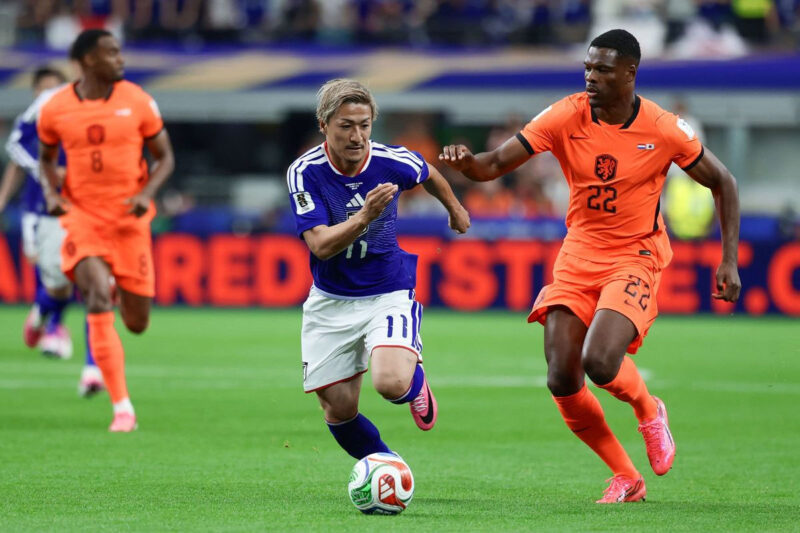 Penyerang Jepang Daizen Maeda berebut bola dengan bek Belanda Denzel Dumfries selama pertandingan sepak bola Grup F Piala Dunia 2026 antara Belanda dan Jepang di Stadion Dallas di Arlington pada 14 Juni 2026. (Aric Becker / AFP)
