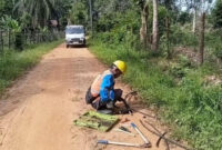 Petugas PLN memperbaiki kabel utama di Mudung Darat Muaro Jambi, yang dicuri orang, Senin (15/6/2026). Ada tiga pencuri beraksi.