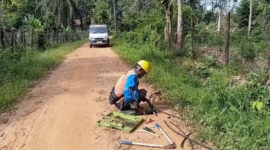 Petugas PLN memperbaiki kabel utama di Mudung Darat Muaro Jambi, yang dicuri orang, Senin (15/6/2026). Ada tiga pencuri beraksi.