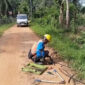 Petugas PLN memperbaiki kabel utama di Mudung Darat Muaro Jambi, yang dicuri orang, Senin (15/6/2026). Ada tiga pencuri beraksi.
