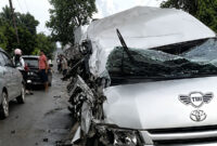 Kondisi Toyota Hiace yang ringsek pada bagian kanan usai terlibat kecelakaan dengan truk di Jalan Lintas Palembang–Jambi Km 95, Desa Seratus Lapan, Kecamatan Babat Supat, Kabupaten Muba, Minggu (28/6/2026). Insiden ini menewaskan empat penumpang dan menyebabkan enam lainnya mengalami luka-luka. 