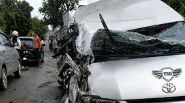 Kondisi Toyota Hiace yang ringsek pada bagian kanan usai terlibat kecelakaan dengan truk di Jalan Lintas Palembang–Jambi Km 95, Desa Seratus Lapan, Kecamatan Babat Supat, Kabupaten Muba, Minggu (28/6/2026). Insiden ini menewaskan empat penumpang dan menyebabkan enam lainnya mengalami luka-luka. 