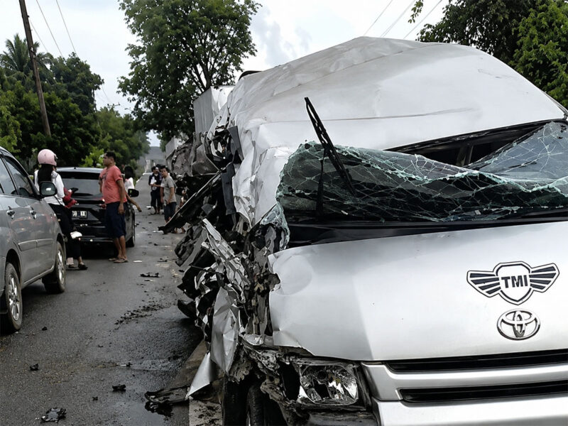 Kondisi Toyota Hiace yang ringsek pada bagian kanan usai terlibat kecelakaan dengan truk di Jalan Lintas Palembang–Jambi Km 95, Desa Seratus Lapan, Kecamatan Babat Supat, Kabupaten Muba, Minggu (28/6/2026). Insiden ini menewaskan empat penumpang dan menyebabkan enam lainnya mengalami luka-luka. 