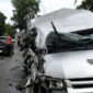 Kondisi Toyota Hiace yang ringsek pada bagian kanan usai terlibat kecelakaan dengan truk di Jalan Lintas Palembang–Jambi Km 95, Desa Seratus Lapan, Kecamatan Babat Supat, Kabupaten Muba, Minggu (28/6/2026). Insiden ini menewaskan empat penumpang dan menyebabkan enam lainnya mengalami luka-luka. 