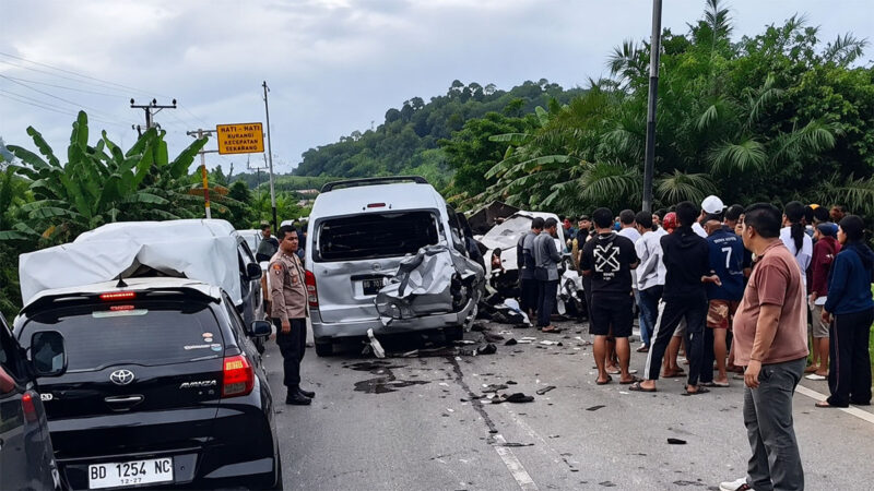 Insiden kecelakaan lalu lintas yang merenggut korban jiwa kembali terjadi di ruas Jalan Lintas Timur (Jalintim) Jambi-Palembang, Sumatera Selatan. Sebuah mobil mikrobus travel antarkota terlibat tabrakan hebat dengan sebuah truk di Km 108, Desa Babat, Kecamatan Babat Supat, Kabupaten Musi Banyuasin (Muba), Sumatra Selatan.