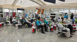 Jemaah haji Indonesia menunggu keberangkatan di bandara.(KOMPAS.com/Pythag Kurniati)