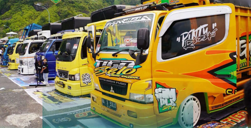 Deretan truk dan bus hasil  mofikaai arena Padang  Panjang AutoShow 2026.