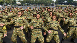 Sejumlah peserta program Sarjana Penggerak Pembangunan Indonesia (SPPI) meneriakkan yel-yel saat mengikuti Pelatihan Dasar Kemiliteran (Latsarmil) calon manajer Koperasi Desa Merah Putih (KDMP) di Brigif 1 Marinir Cilandak, Jakarta, Kamis (25/6/2026). Sebanyak 674 peserta mengikuti latsarmil untuk membangun karakter integritas, loyalitas, kedisiplinan, kekompakan, dan empati yang dibutuhkan dalam menjalankan tugas sebagai manajer KDMP. (ANTARA FOTO/Indrianto Eko Suwarso)