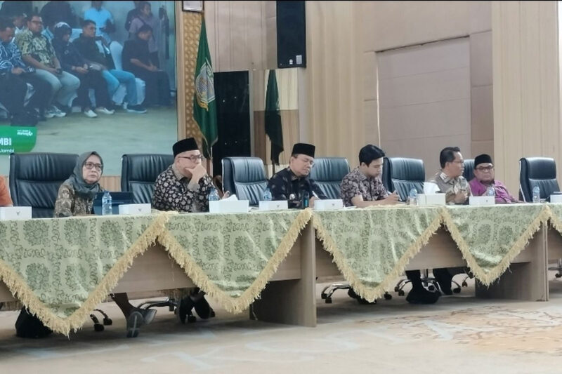 Wali Kota Jambi Maulana saat dialog publik bersama masyarakat di Aula Griya Mayang, Kota Jambi, Sabtu (13/6/2026) (KOMPAS.com/KURNIA SANDI)