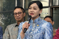 Ketua Dewan Komisioner OJK Friderica Widyasari Dewi atau biasa disapa Kiki usai audiensi dengan Pimpinan KPK di Gedung Merah Putih, Jakarta, Kamis (18/6/2026).