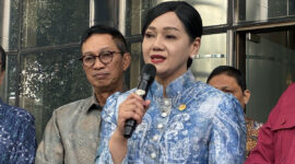 Ketua Dewan Komisioner OJK Friderica Widyasari Dewi atau biasa disapa Kiki usai audiensi dengan Pimpinan KPK di Gedung Merah Putih, Jakarta, Kamis (18/6/2026).