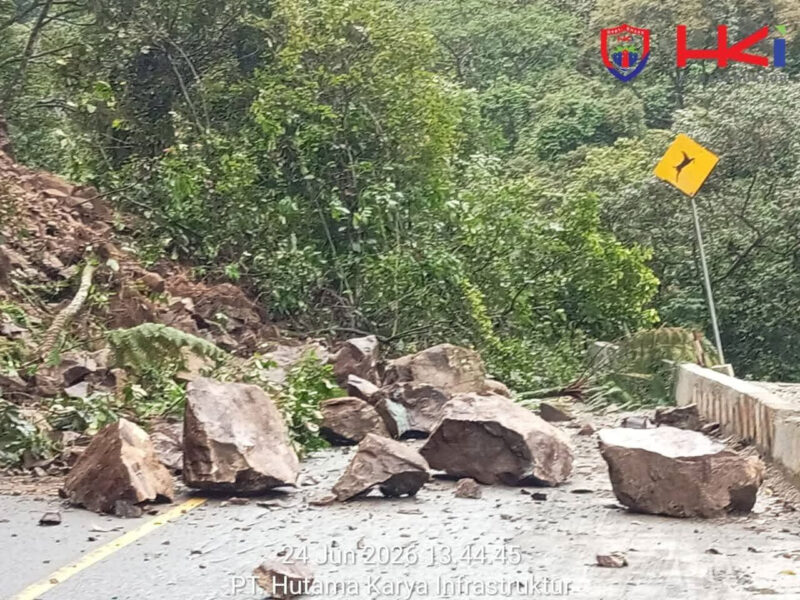 Material longsor di Lembah Anai, Sumbar.