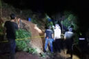 Polisi bersama warga saat melakukan evakuasi korban penambang emas yang tertimbun longsor di area perkebunan sawit PT TPP3 Desa Crak Mong, Kecamatan Sampoiniet, Kabupaten Aceh Jaya, Selasa (16/6/2026).(Polres Aceh Jaya)
