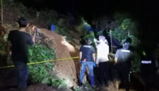 Polisi bersama warga saat melakukan evakuasi korban penambang emas yang tertimbun longsor di area perkebunan sawit PT TPP3 Desa Crak Mong, Kecamatan Sampoiniet, Kabupaten Aceh Jaya, Selasa (16/6/2026).(Polres Aceh Jaya)