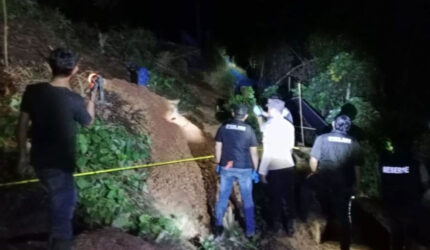 Polisi bersama warga saat melakukan evakuasi korban penambang emas yang tertimbun longsor di area perkebunan sawit PT TPP3 Desa Crak Mong, Kecamatan Sampoiniet, Kabupaten Aceh Jaya, Selasa (16/6/2026).(Polres Aceh Jaya)