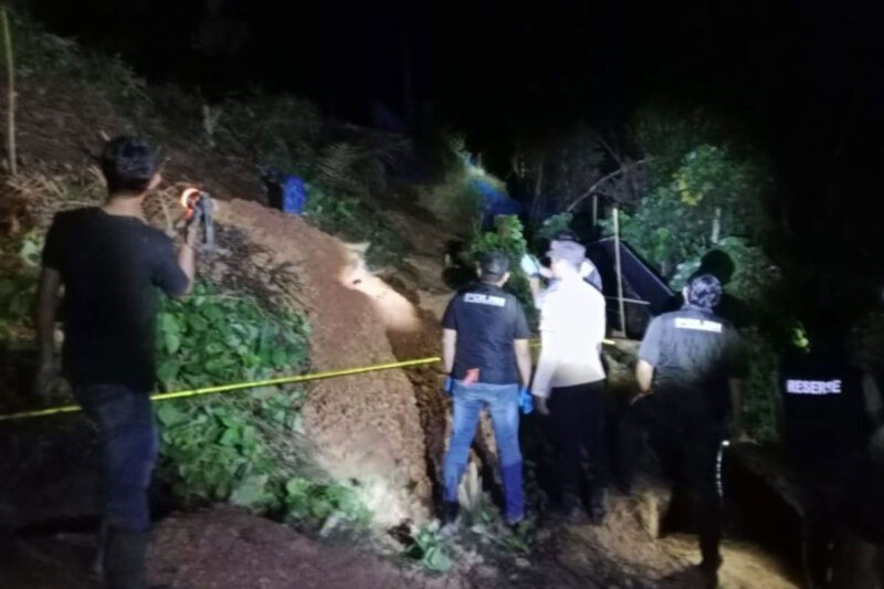 Polisi bersama warga saat melakukan evakuasi korban penambang emas yang tertimbun longsor di area perkebunan sawit PT TPP3 Desa Crak Mong, Kecamatan Sampoiniet, Kabupaten Aceh Jaya, Selasa (16/6/2026).(Polres Aceh Jaya)