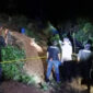 Polisi bersama warga saat melakukan evakuasi korban penambang emas yang tertimbun longsor di area perkebunan sawit PT TPP3 Desa Crak Mong, Kecamatan Sampoiniet, Kabupaten Aceh Jaya, Selasa (16/6/2026).(Polres Aceh Jaya)