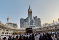 Umat muslim tengah berada di Masjidil Haram untuk berdoa dengan sebagian akan menjalankan prosesi tawaf umroh, yakni ritual mengelilingi Kabah sebanyak 7 kali putaran berlawanan arah jarum jam pada Kamis (20/11/2025). (KOMPAS.com/IRAWAN SAPTO ADHI)