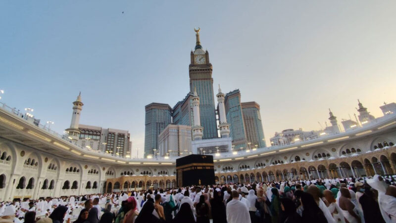 Umat muslim tengah berada di Masjidil Haram untuk berdoa dengan sebagian akan menjalankan prosesi tawaf umroh, yakni ritual mengelilingi Kabah sebanyak 7 kali putaran berlawanan arah jarum jam pada Kamis (20/11/2025). (KOMPAS.com/IRAWAN SAPTO ADHI)