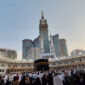 Umat muslim tengah berada di Masjidil Haram untuk berdoa dengan sebagian akan menjalankan prosesi tawaf umroh, yakni ritual mengelilingi Kabah sebanyak 7 kali putaran berlawanan arah jarum jam pada Kamis (20/11/2025). (KOMPAS.com/IRAWAN SAPTO ADHI)