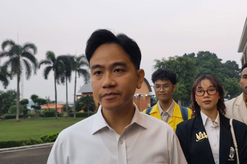 Wakil Presiden Gibran Rakabuming Raka memberikan keterangan pers di Pangkalan Udara Halim Perdanakusuma, Jakarta, Kamis (18/6/2026), sebelum kunjungan kerja ke Nusa Tenggara Timur, Gorontalo, dan Papua.