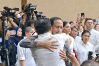 Eks Menteri Pendidikan, Kebudayaan, Riset, dan Teknologi Nadiem Makarim memeluk salah satu pendukungnya menjelang sidang vonis dalam kasus korupsi pengadaan laptop berbasis Chromebook di Pengadilan Tipikor Jakarta, Selasa (30/6/2026).(KOMPAS.com/Fristin Intan Sulistyowati)
