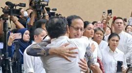Eks Menteri Pendidikan, Kebudayaan, Riset, dan Teknologi Nadiem Makarim memeluk salah satu pendukungnya menjelang sidang vonis dalam kasus korupsi pengadaan laptop berbasis Chromebook di Pengadilan Tipikor Jakarta, Selasa (30/6/2026).(KOMPAS.com/Fristin Intan Sulistyowati)