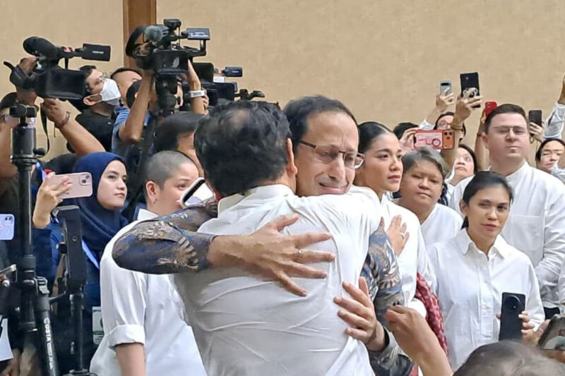 Eks Menteri Pendidikan, Kebudayaan, Riset, dan Teknologi Nadiem Makarim memeluk salah satu pendukungnya menjelang sidang vonis dalam kasus korupsi pengadaan laptop berbasis Chromebook di Pengadilan Tipikor Jakarta, Selasa (30/6/2026).(KOMPAS.com/Fristin Intan Sulistyowati)