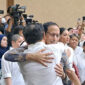 Eks Menteri Pendidikan, Kebudayaan, Riset, dan Teknologi Nadiem Makarim memeluk salah satu pendukungnya menjelang sidang vonis dalam kasus korupsi pengadaan laptop berbasis Chromebook di Pengadilan Tipikor Jakarta, Selasa (30/6/2026).(KOMPAS.com/Fristin Intan Sulistyowati)