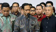 Eks Mendikbudristek Nadiem Makarim menahan tangis usai divonis 10 tahun penjara, Selasa (30/6/2026).