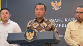 Mensesneg Prasetyo Hadi saat mengumumkan Kepala BGN Dadan Hindayana dicopot di Istana, Jakarta, Selasa (2/6/2026). (KOMPAS.com/ADHYASTA DIRGANTARA)
