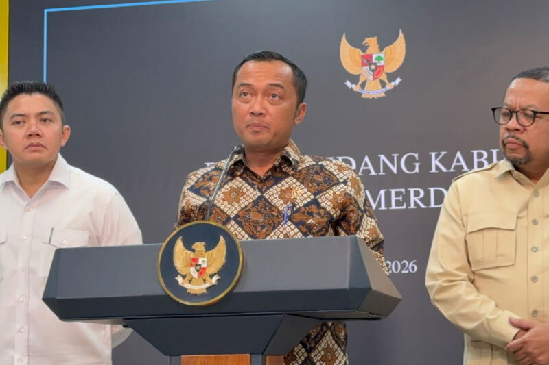Mensesneg Prasetyo Hadi saat mengumumkan Kepala BGN Dadan Hindayana dicopot di Istana, Jakarta, Selasa (2/6/2026). (KOMPAS.com/ADHYASTA DIRGANTARA)