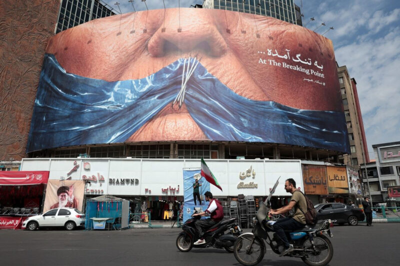 Baliho di bangunan Lapangan Valiasr, Teheran, Iran, menggambarkan wajah Presiden Amerika Serikat Donald Trump dengan Selat Hormuz, ketika difoto pada 2 Mei 2026. (AFP)
