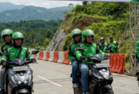 Ilustrasi ojek online saat melewati tanjakan curam(Created by Google Gemini)
