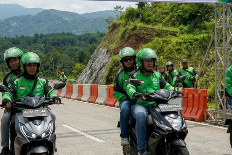 Ilustrasi ojek online saat melewati tanjakan curam(Created by Google Gemini)

