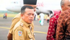 Gubernur Jambi, Al Haris hadir langsung menyaksikan seremonial pendaratan dan penerbangan perdana maskapai Batik Air yang membuka rute langsung Jakarta-Muara Bungo (CGK - BUU) di Bandara Muara Bungo pada Senin (15/06/2026). 