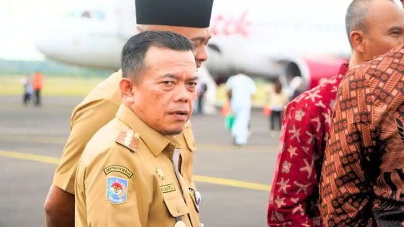 Gubernur Jambi, Al Haris hadir langsung menyaksikan seremonial pendaratan dan penerbangan perdana maskapai Batik Air yang membuka rute langsung Jakarta-Muara Bungo (CGK - BUU) di Bandara Muara Bungo pada Senin (15/06/2026). 