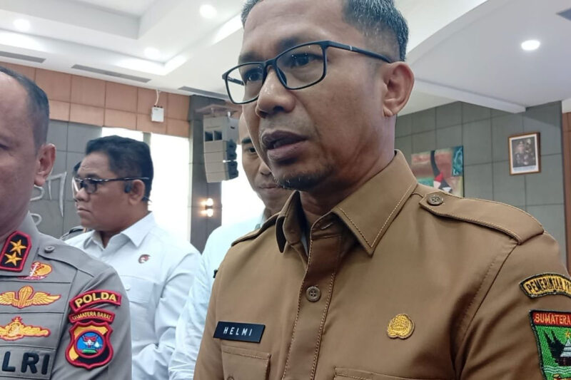 Kepala Dinas ESDM Sumbar Helmi Heriyanto memberikan keterangan kepada wartawan usai rapat koordinasi penyiapan Wilayah Pertambangan Rakyat (WPR) dan Izin Pertambangan Rakyat (IPR) di Mapolda Sumbar, Senin (25/5/2026).