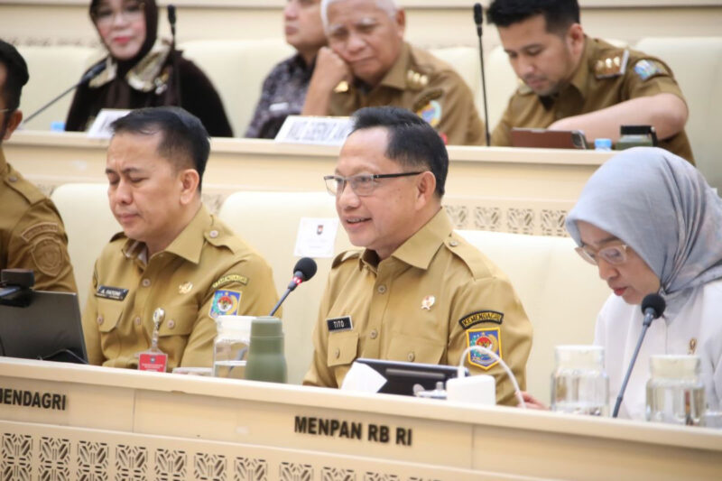 Menteri Dalam Negeri (Mendagri) Muhammad Tito Karnavian dalam Rapat Dengar Pendapat (RDP) dengan Komisi II DPR RI terkait permasalahan pegawai pemerintah dengan perjanjian kerja (PPPK) dan honorer di Ruang Rapat Komisi II DPR RI, Jakarta, Senin (8/6/2026). (DOK. Humas Kemendagri)
