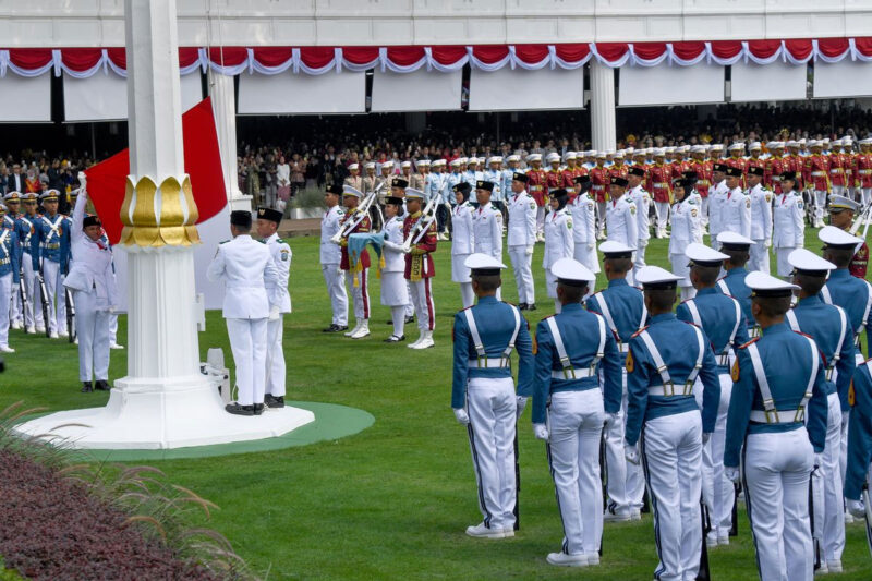 Pasukan Pengibar Bendera Pusaka (Paskibraka) mengibarkan duplikat Bendera Pusaka Merah Putih Upacara pada upacara Peringatan Detik-detik Proklamasi Kemerdekaan ke-80 Republik Indonesia di Istana Merdeka, Jakarta, Minggu (17/8/2025). HUT Ke-80 RI tersebut mengangkat tema Bersatu, Berdaulat, Rakyat Sejahtera, Indonesia Maju. (ANTARA FOTO/Galih Pradipta)