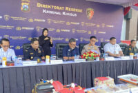 Pengungkapan kasus perdagangan gading gajah ilegal oleh Ditreskrimsus Polda Jatim bersama jajaran Kajati Jatim, Bea Cukai, Imigrasi, Balai Karantina dan BKSDA Jatim di Mapolda Jawa Timur pada Selasa (30/6/2026). (KOMPAS.com/IZZATUN NAJIBAH )
