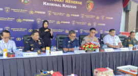 Pengungkapan kasus perdagangan gading gajah ilegal oleh Ditreskrimsus Polda Jatim bersama jajaran Kajati Jatim, Bea Cukai, Imigrasi, Balai Karantina dan BKSDA Jatim di Mapolda Jawa Timur pada Selasa (30/6/2026). (KOMPAS.com/IZZATUN NAJIBAH )