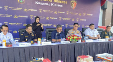 Pengungkapan kasus perdagangan gading gajah ilegal oleh Ditreskrimsus Polda Jatim bersama jajaran Kajati Jatim, Bea Cukai, Imigrasi, Balai Karantina dan BKSDA Jatim di Mapolda Jawa Timur pada Selasa (30/6/2026). (KOMPAS.com/IZZATUN NAJIBAH )