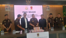 Kejaksaan Negeri (Kejari) Sungai Penuh, Jambi memperlihatkan barang bukti uang tunai senilai Rp 1,4 miliar. Terbaru 10 terpidana sudah mengembalikan seluruh kerugian negara 