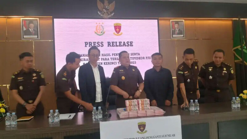 Kejaksaan Negeri (Kejari) Sungai Penuh, Jambi memperlihatkan barang bukti uang tunai senilai Rp 1,4 miliar. Terbaru 10 terpidana sudah mengembalikan seluruh kerugian negara 